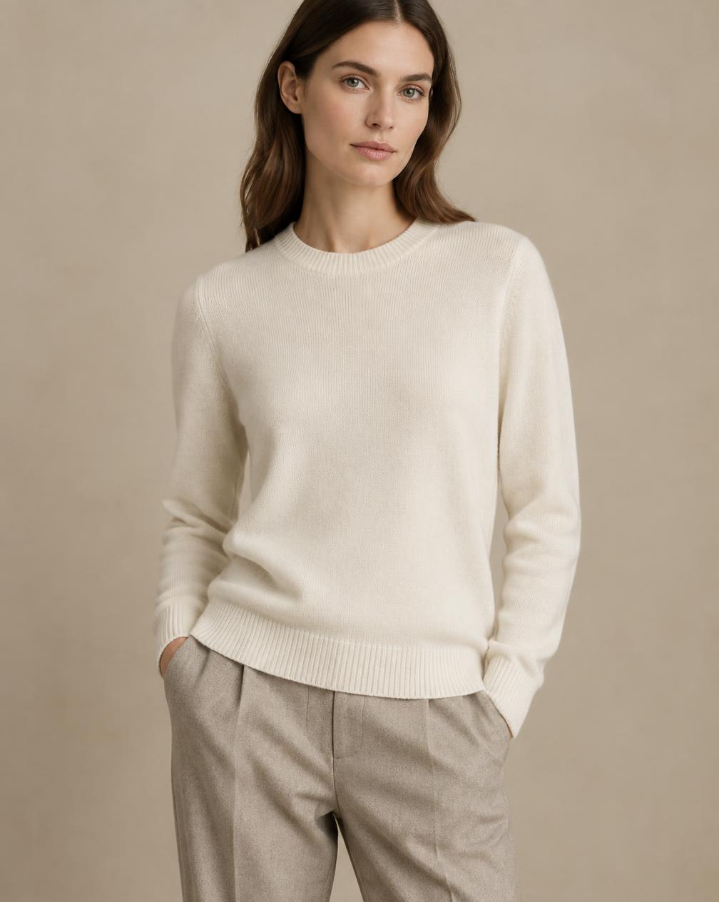 Femme portant un pull ivoire et un pantalon taupe