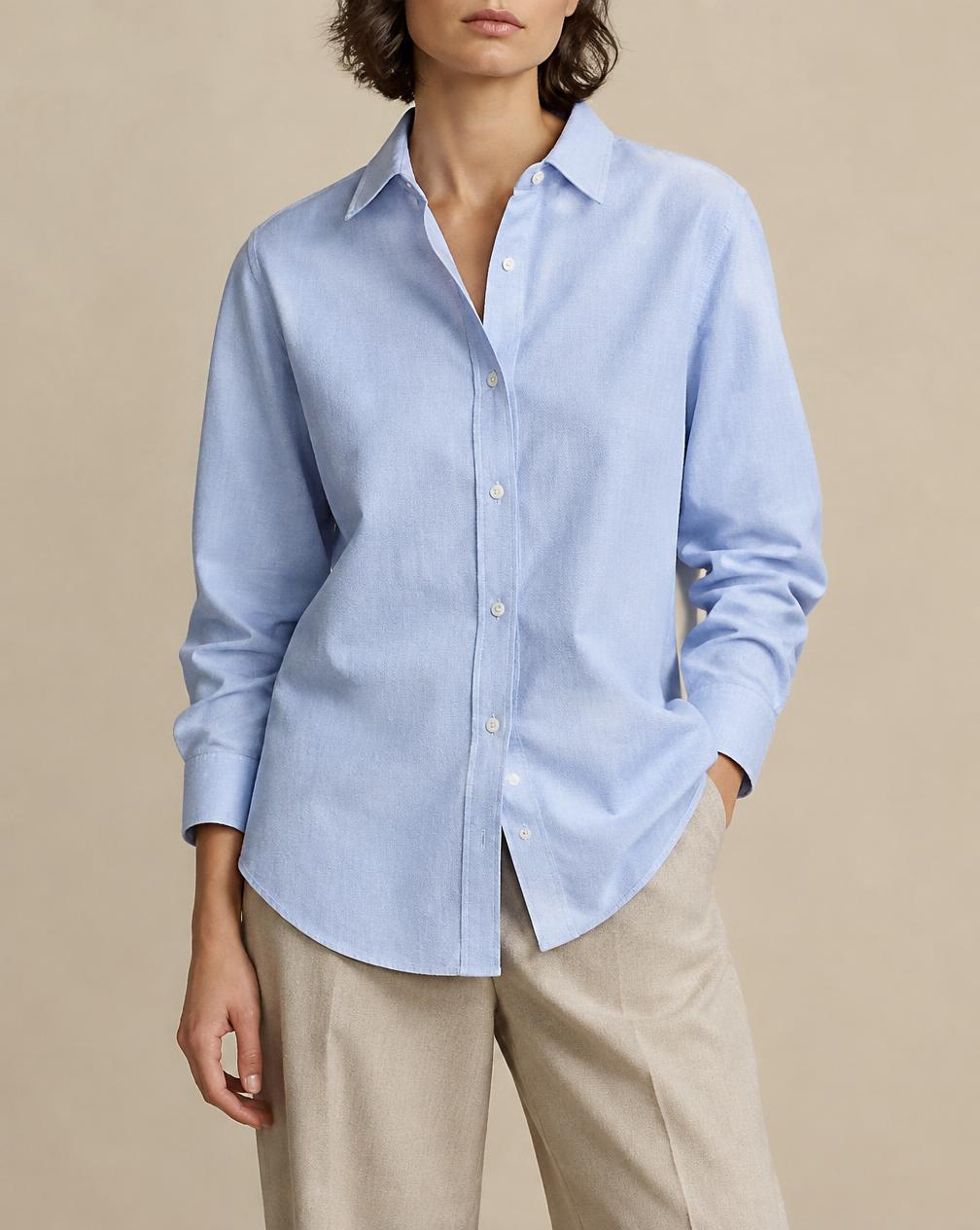 Chemise Oxford bleu clair portée avec un pantalon beige