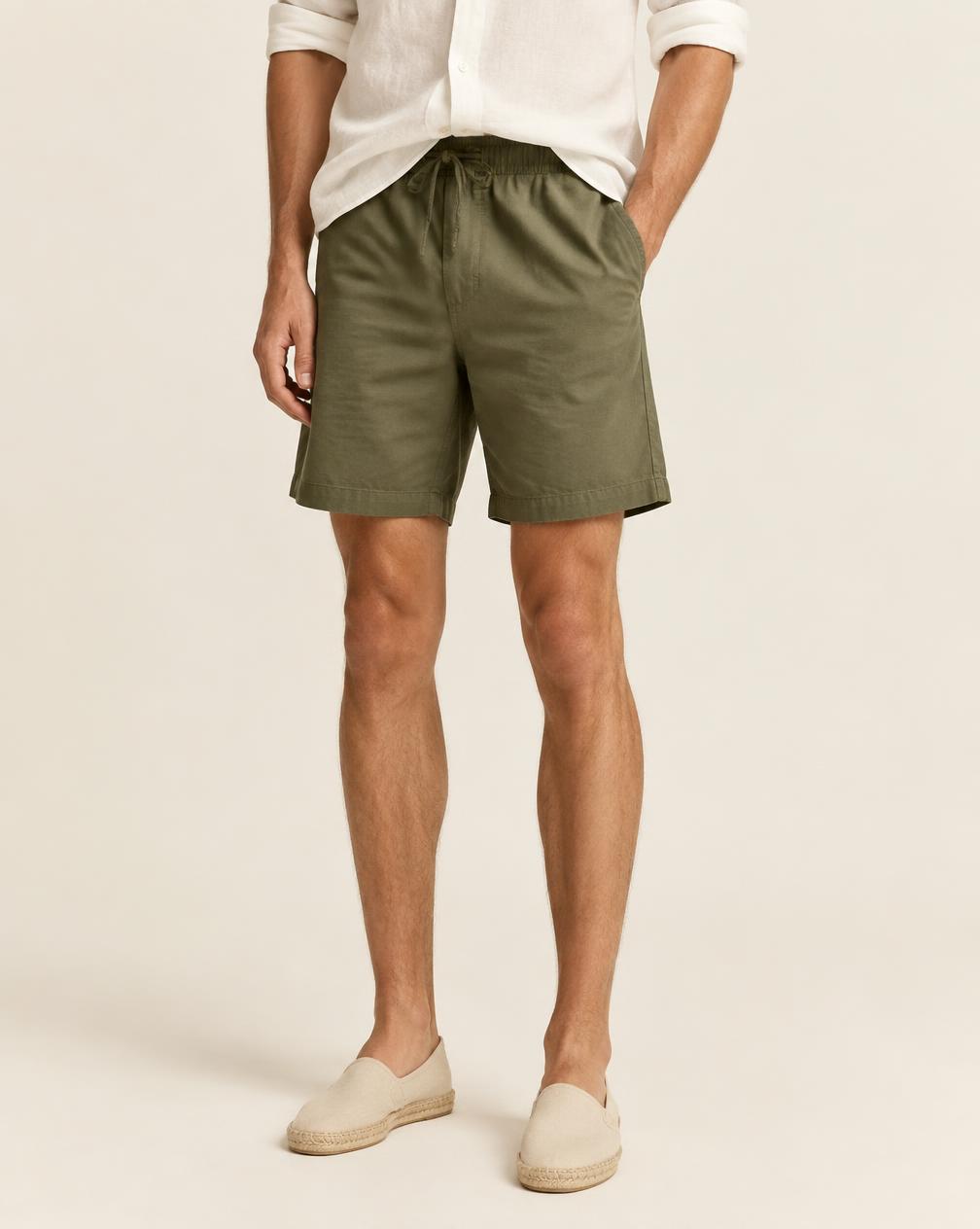 Short en coton olive porté avec une chemise claire