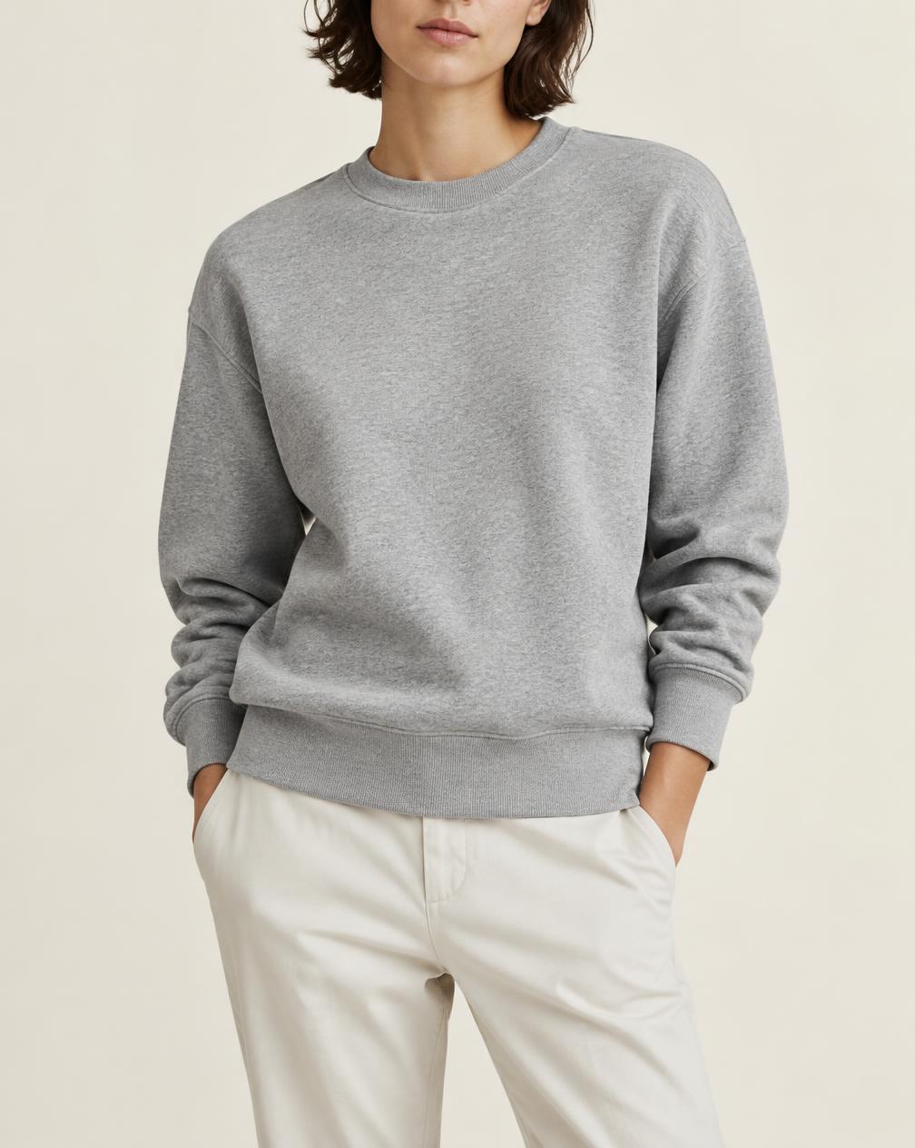 Sweat gris chiné minimaliste porté avec un pantalon écru