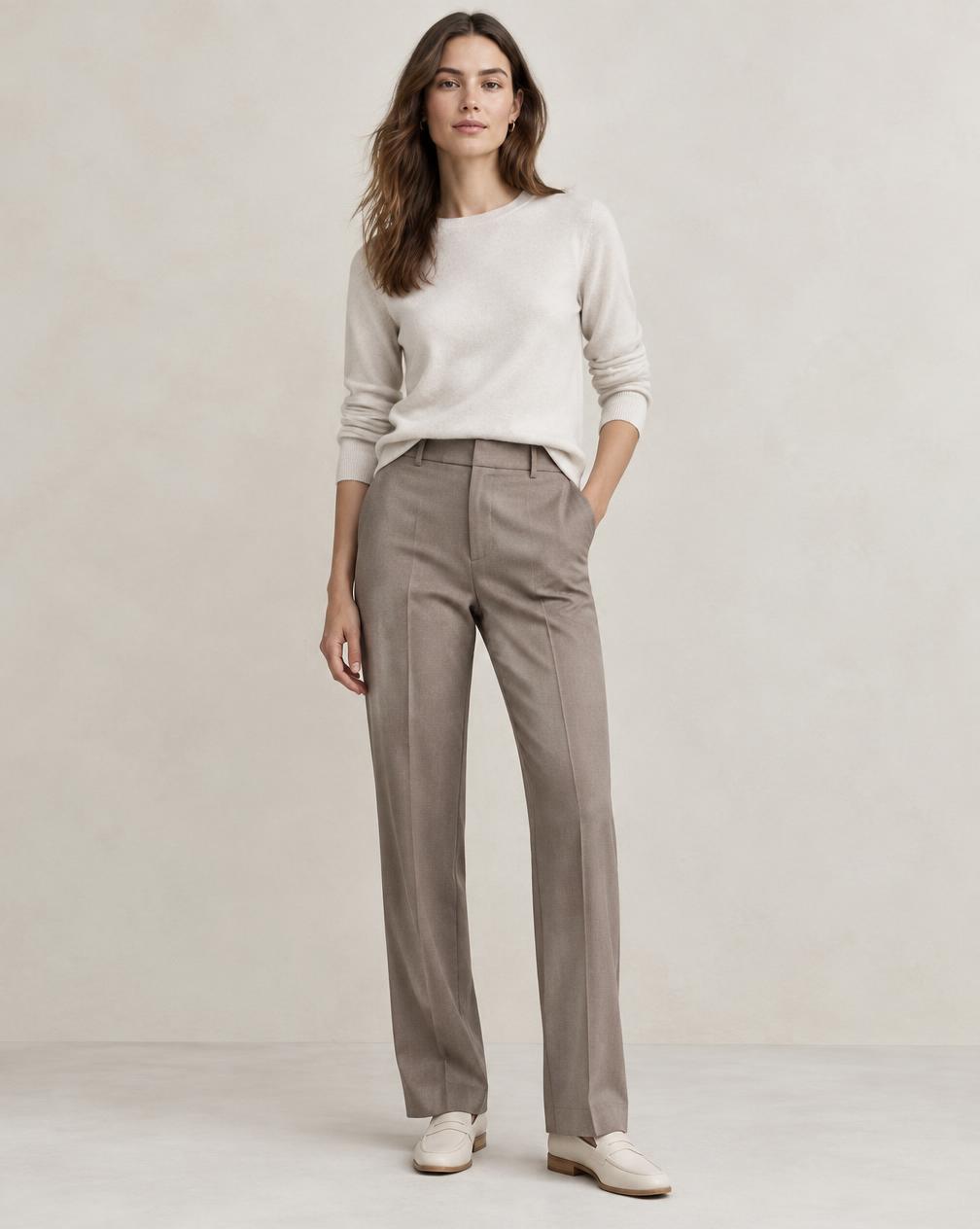 Pantalon droit taupe porté dans un studio minimaliste